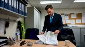 Un steward consulte les dossiers de vol dans le bureau de l’équipage.