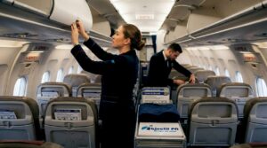 L’équipage s’affaire à préparer la cabine avant l’embarquement des passagers.